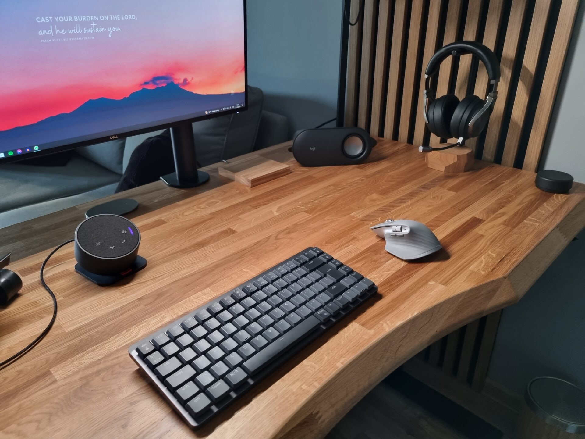 biurko dębowe w nowoczesnym stylu z czarnymi metalowymi elementami
