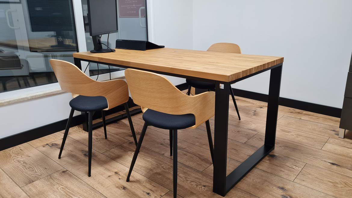 biurko z dębowym blatem w nowoczesnym stylu