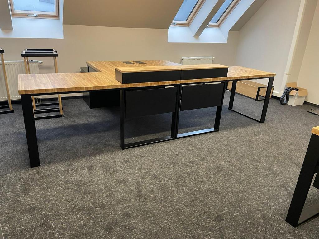 biurka narożne z drewna i metalu do biura
