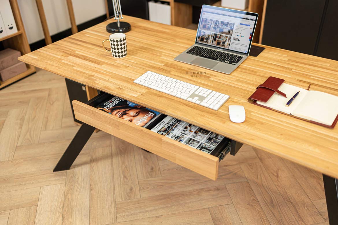 biurko loft z długim blatem drewnianym i szufladą