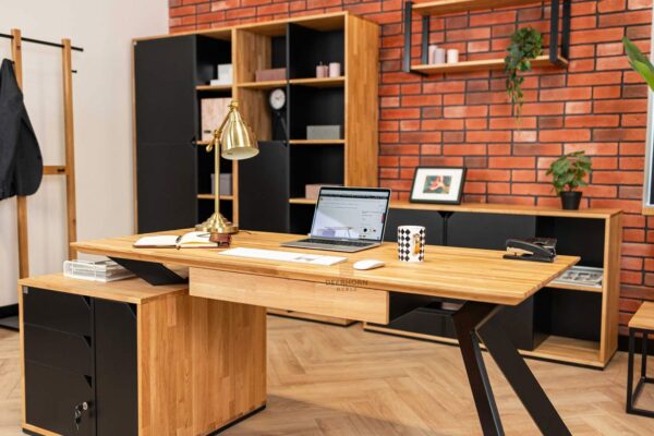 biurko z drewnianym blatem i szufladą