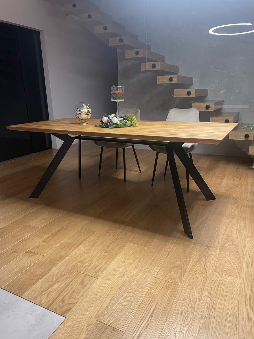 stół z drewna i metalu
