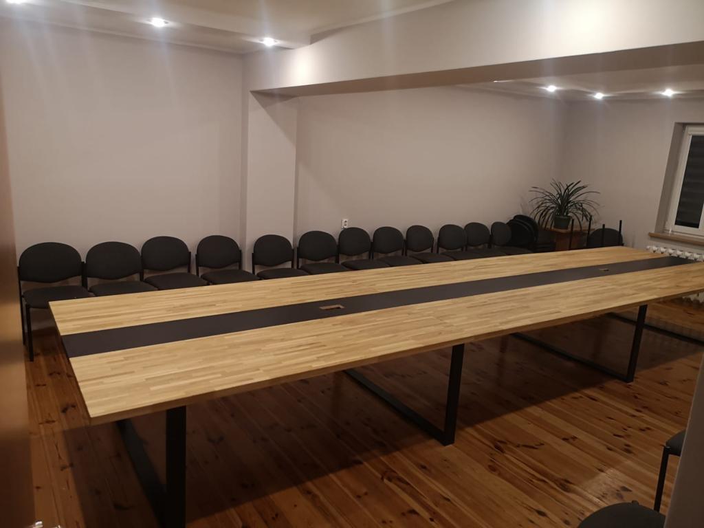 stół w nowoczesnym stylu z drewna dębowego