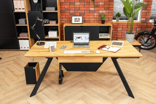 biurko drewniane z czarnymi nogami