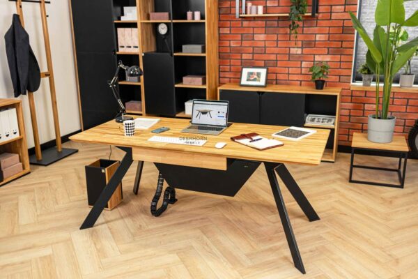 drewniane biurko z czarnymi nogami