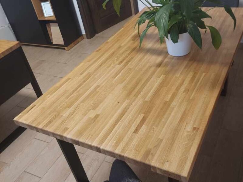stół z drewnianym blatem na metalowych czarnych nogach
