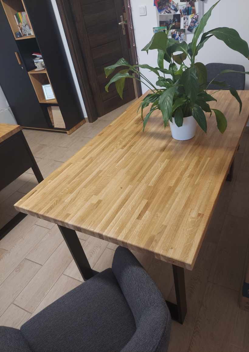 stół z drewnianym blatem na metalowych czarnych nogach
