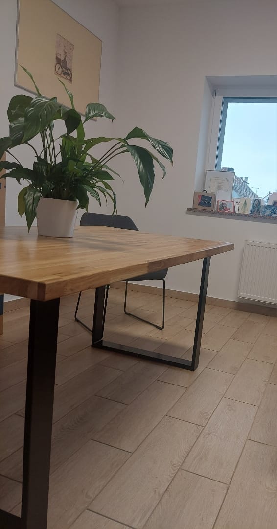 stół wykonany z metalu i litego drewna