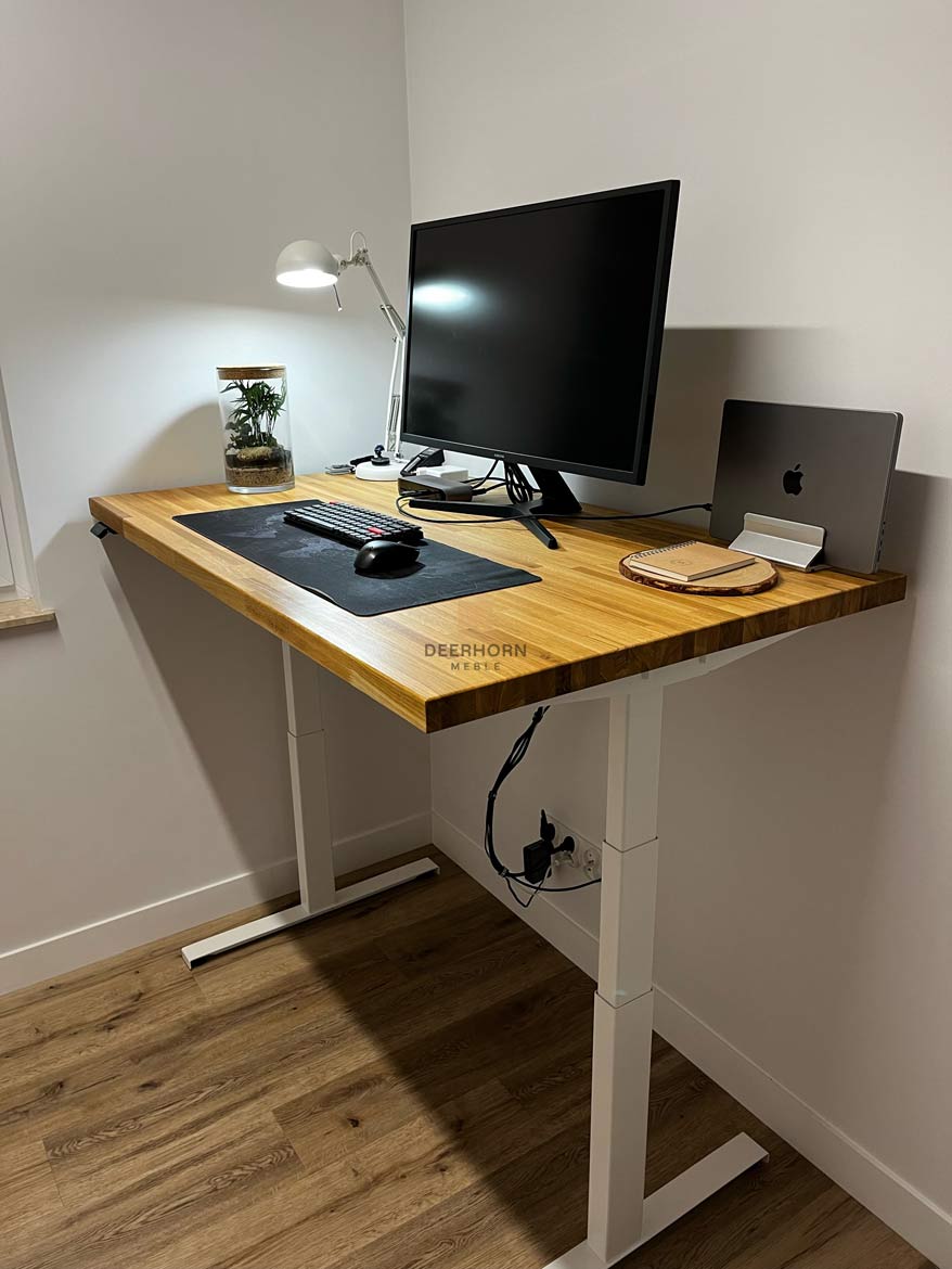 biurko elektryczne z drewna i metalu