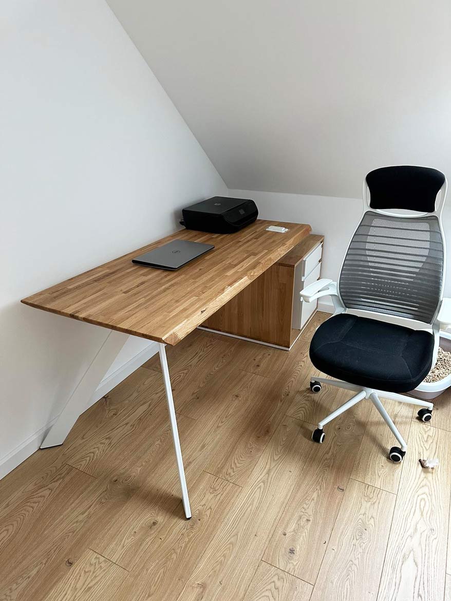 nowoczesne biurko z drewna