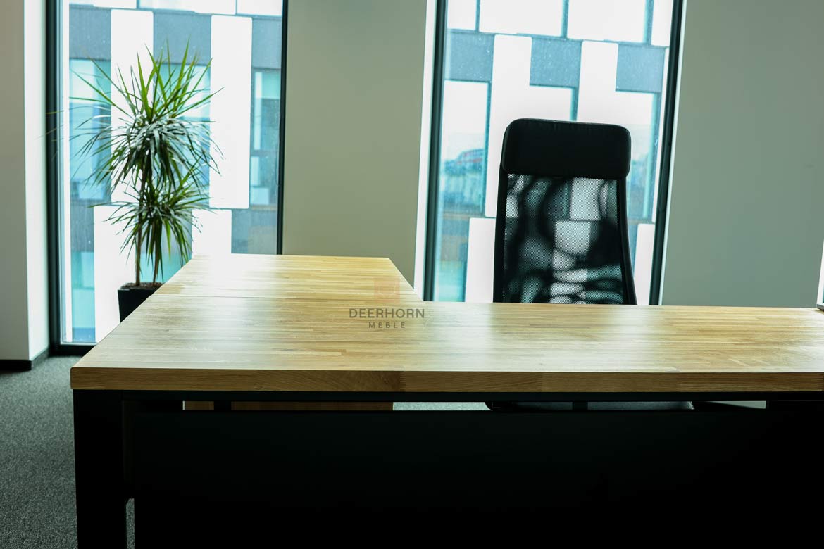 biurka narożne z drewnianym blatem
