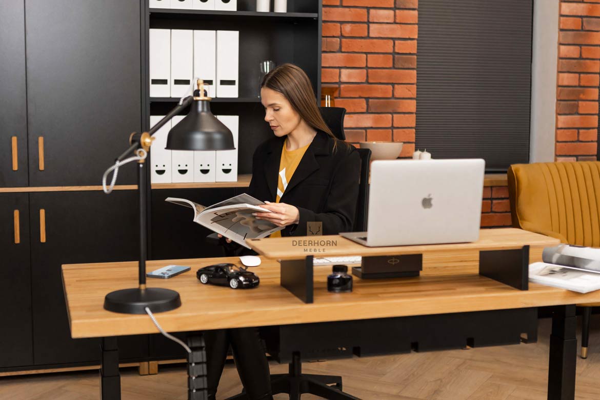 biurka regulowane z blatem drewnianym i podstawką na laptopa