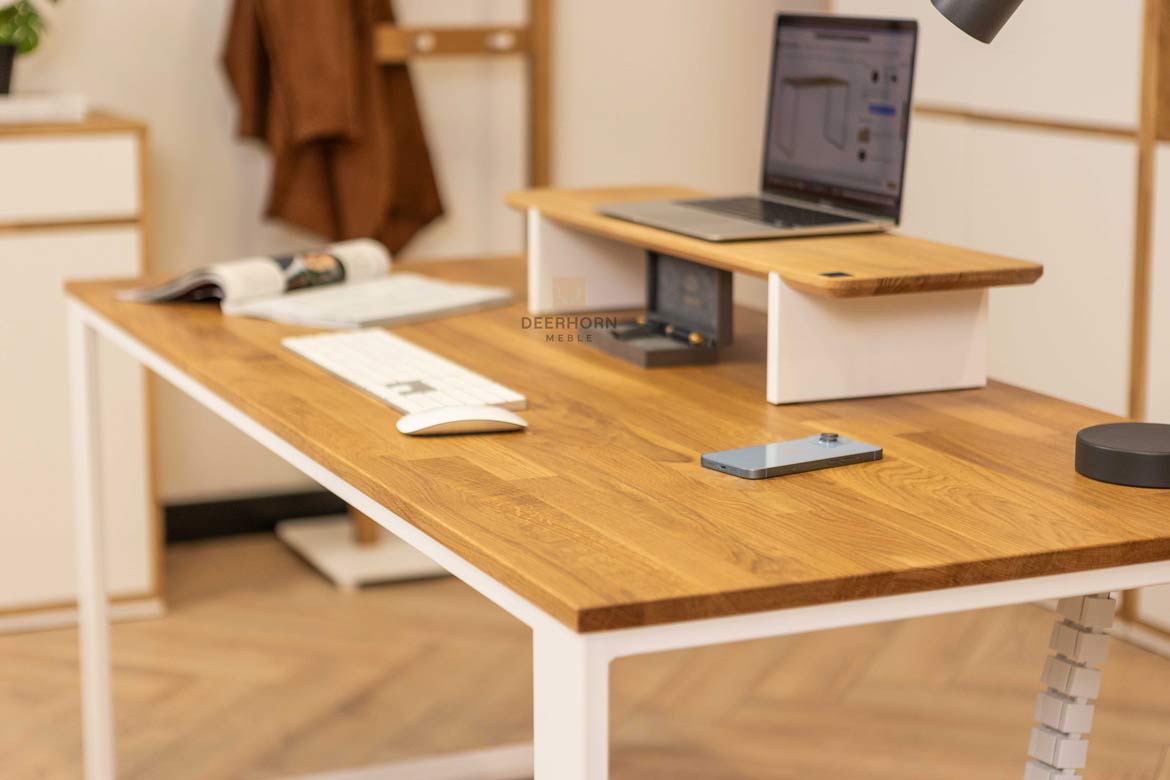 biurko białe z drewnianym blatem na białych metalowych nogach