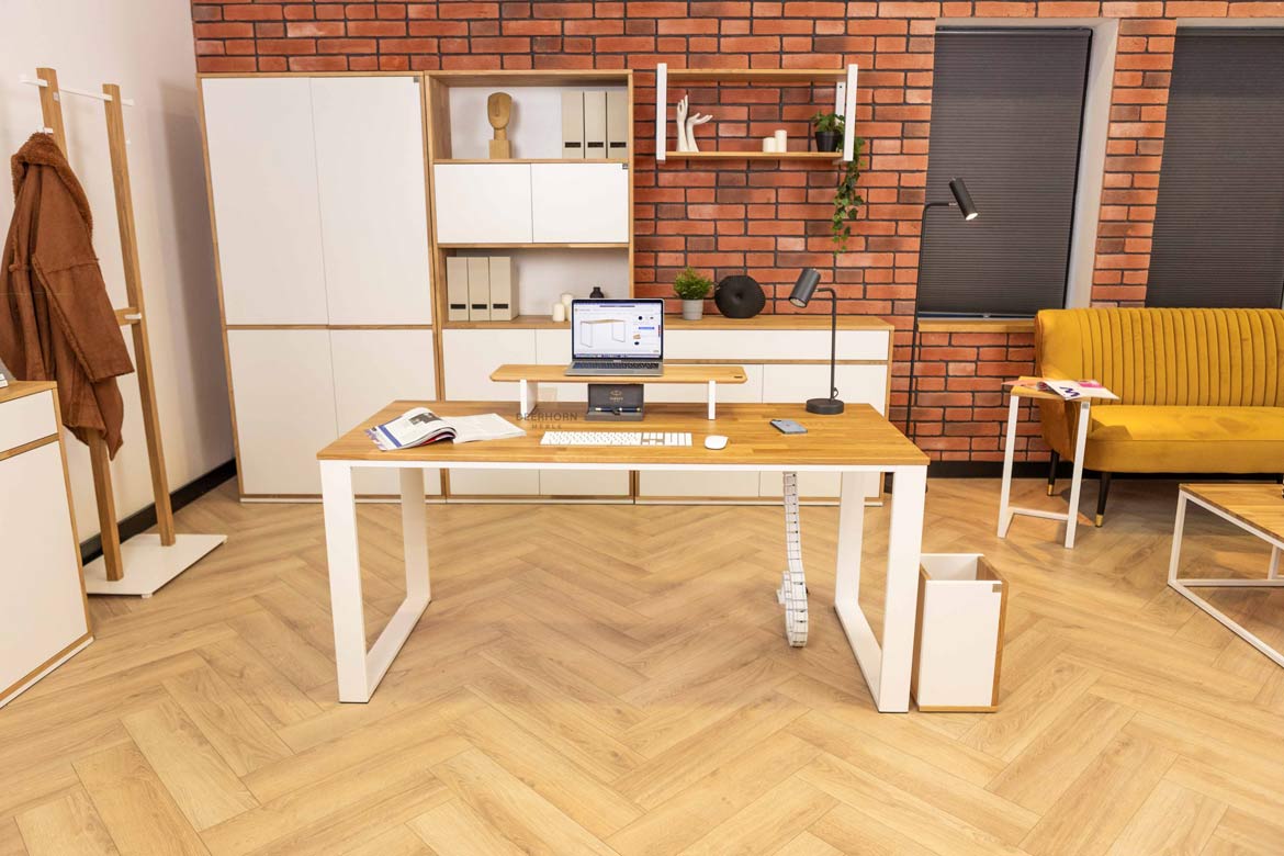 biurko loftowe białe z laptopem na biurku