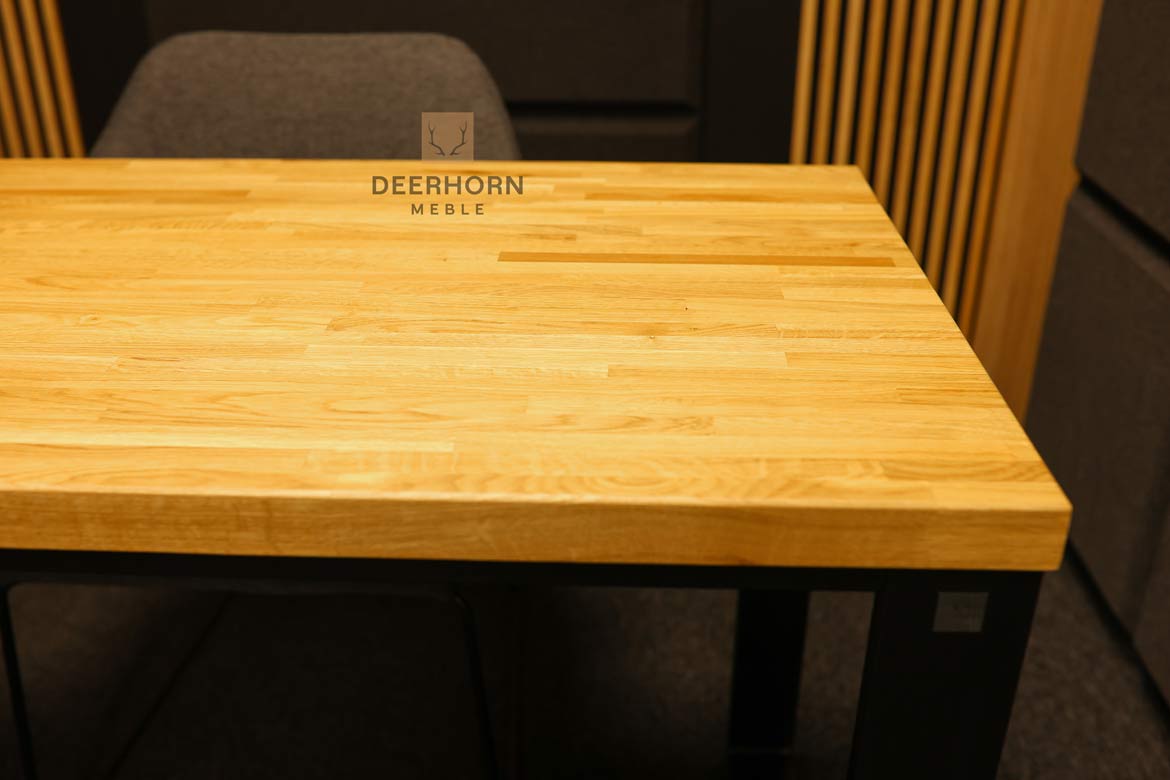 biurko metalowe z drewnianym blatem