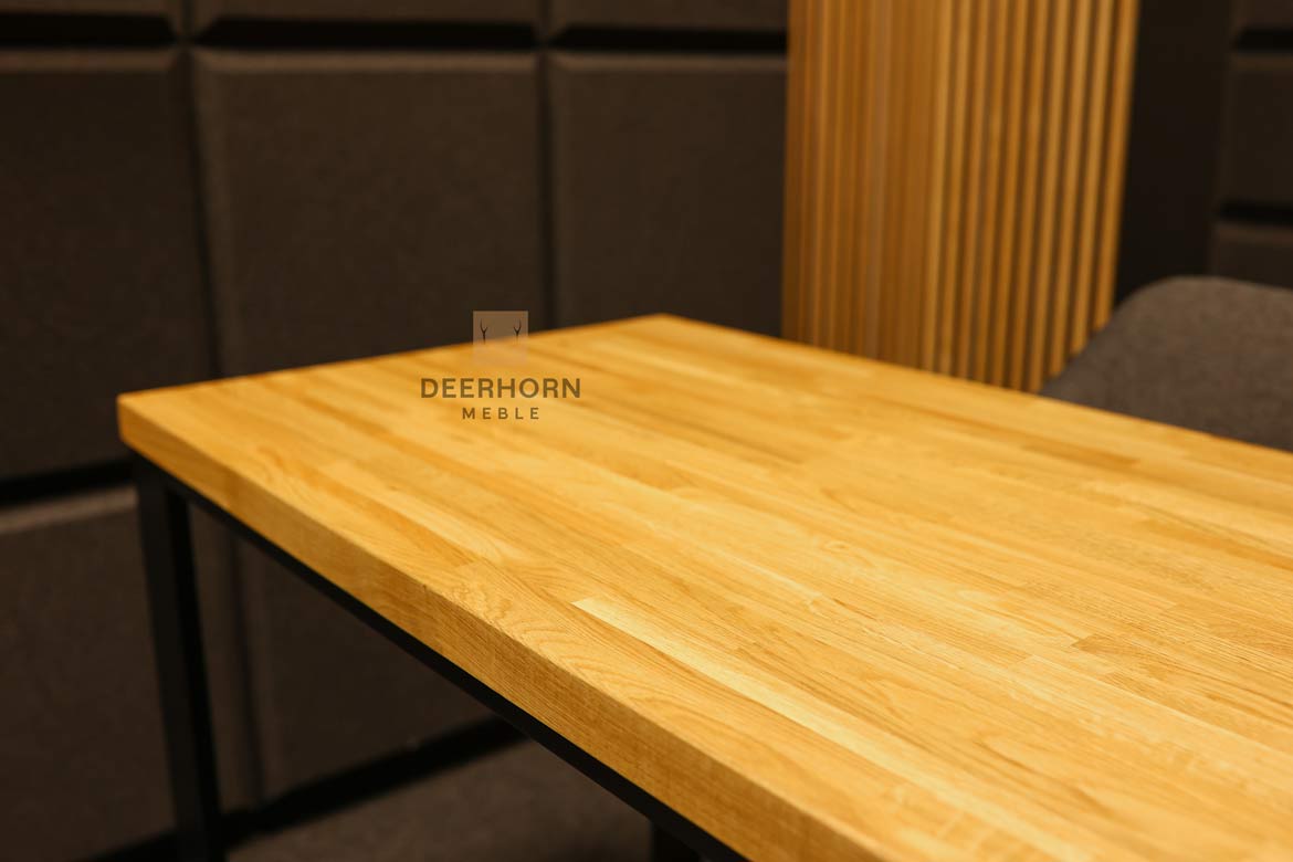 biurko z drewnianym blatem do gabinetu kancelarii