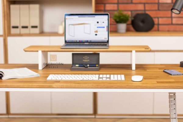 biurko z podstawką na laptopa