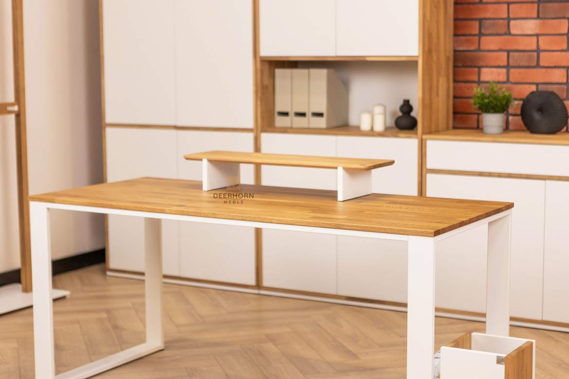 biurko z podstawką na monitor w kolor białym z drewnem