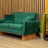 mała sofa z materiału w kolorze zielonym