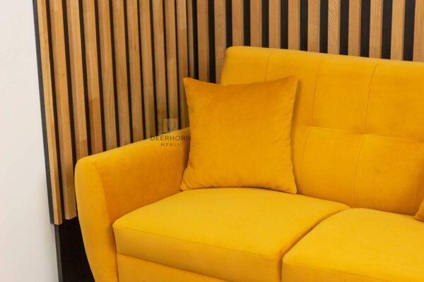 mała sofa do poczekalni w kolorze żółtym