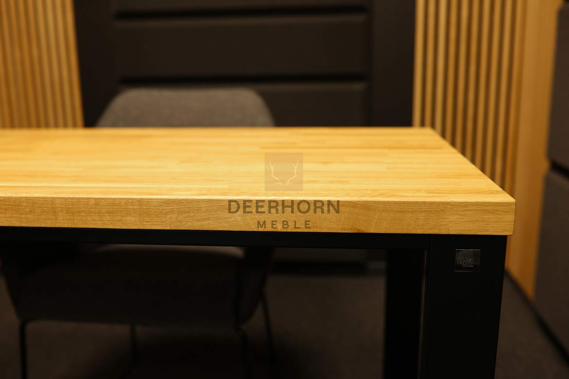 nowoczesne biurko z drewnianym blatem