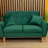 sofa butelkowa zieleń z poduszkami i drewnianymi nogami
