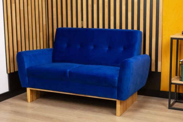 sofa do siedzenia na drewnianych nogach