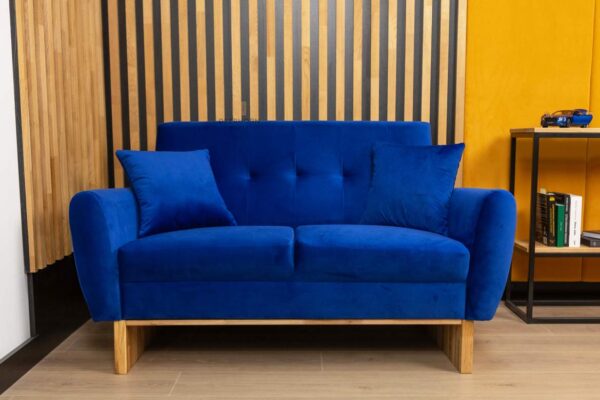 sofa dwuosobowa kobaltowa z drewnianymi nogami