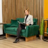sofa tapicerowana w kolorze zielonym