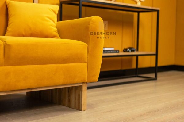 sofa tapicerowana na drewnianych nogach