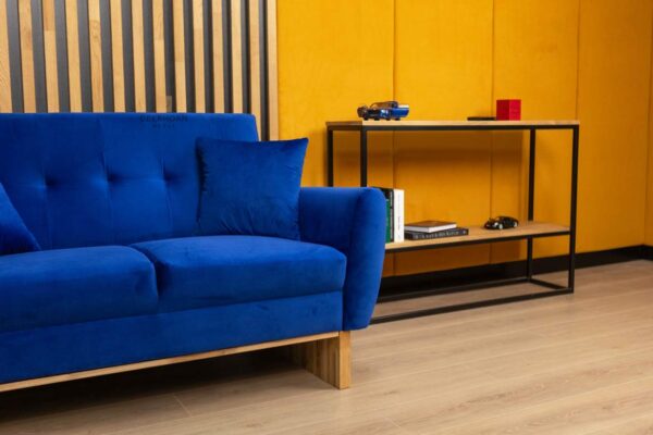 sofa welur kobaltowa z poduszkami