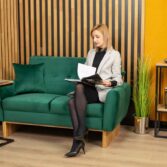 sofa zieleń butelkowa na drewnianych nogach