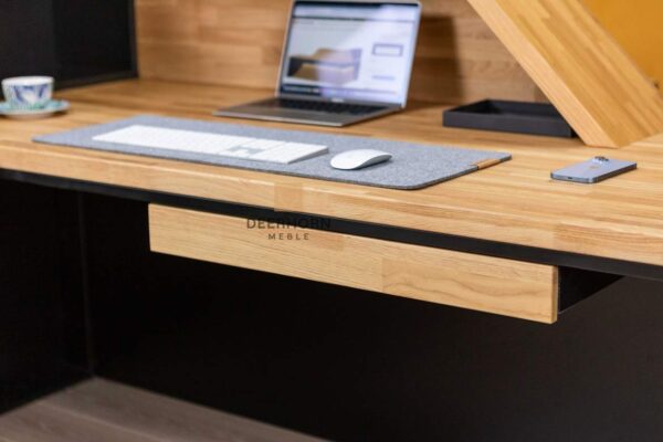 szuflada pod biurko z drewnianym frontem
