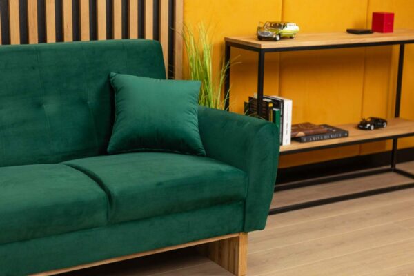 zielona kanapa z poduszkami