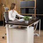 białe biurko z drewnianym blatem i kontenerkiem