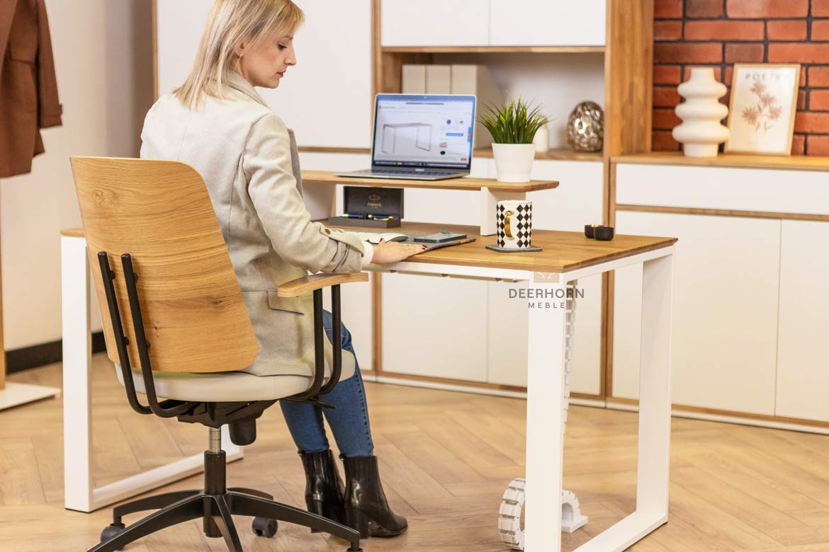 weißer Schreibtisch mit Holzplatte und weißen Beinen