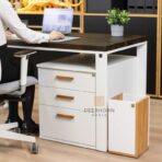 białe biurko z szufladami i białym kontenerkiem