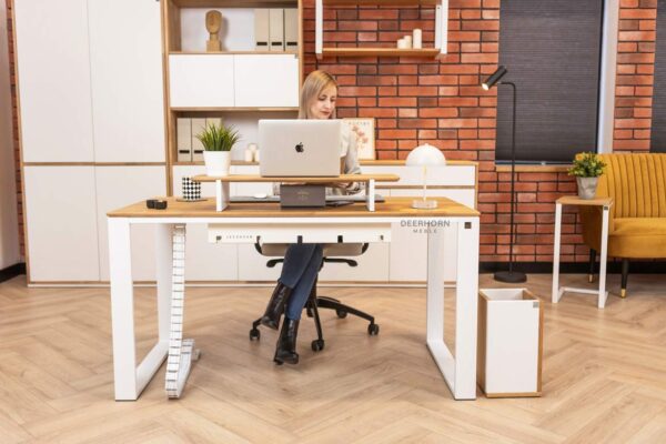 biurka białe nowoczesne, widok z przodu