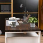 biurko białe duże z brązowym blatem