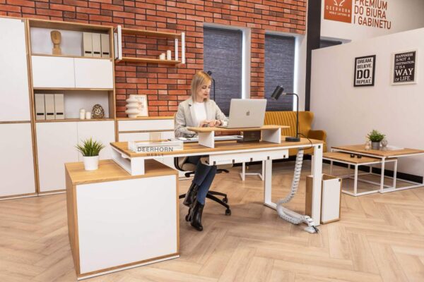 biurko białe nowoczesne z drewnianym blatem