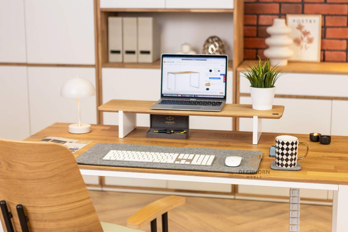 weißer Schreibtisch mit Monitorständer
