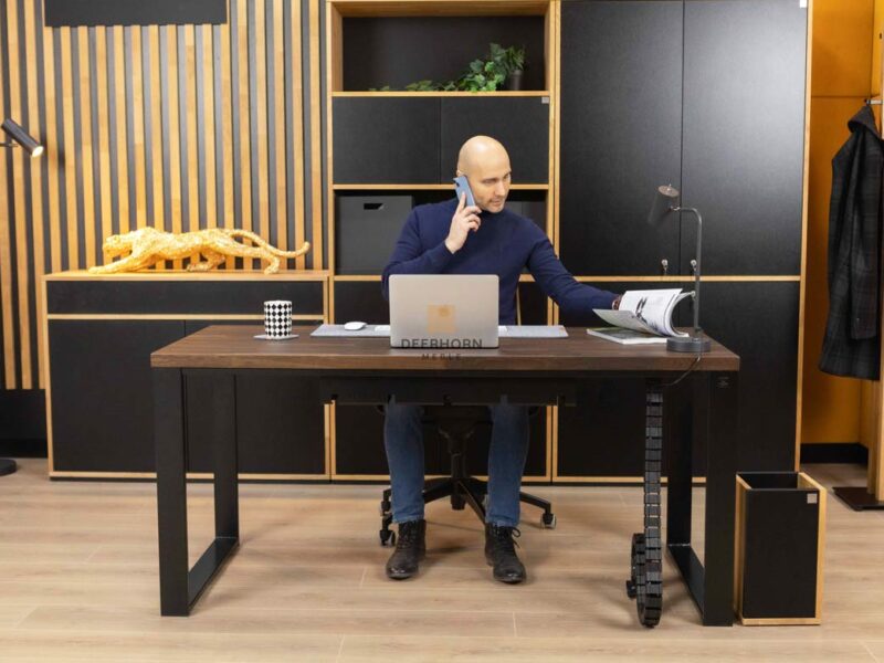 biurko biurowe gabinetowe z brązowym blatem