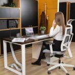 biurko do biura z brązowym blatem i białymi nogami