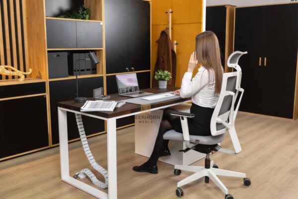 biurko do biura z brązowym blatem i białymi nogami