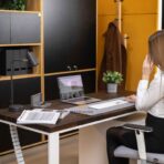 biurko do biura nowoczesne z brązowym blatem