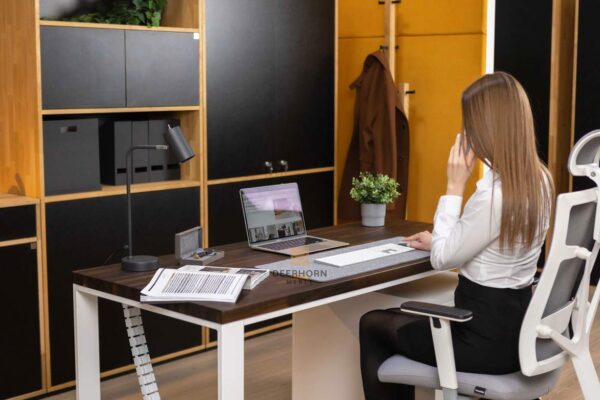 biurko do biura nowoczesne z brązowym blatem