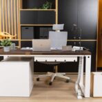 biurko do komputera białe z brązowym blatem