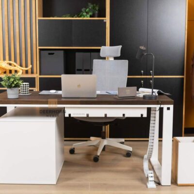 biurko do komputera białe z brązowym blatem