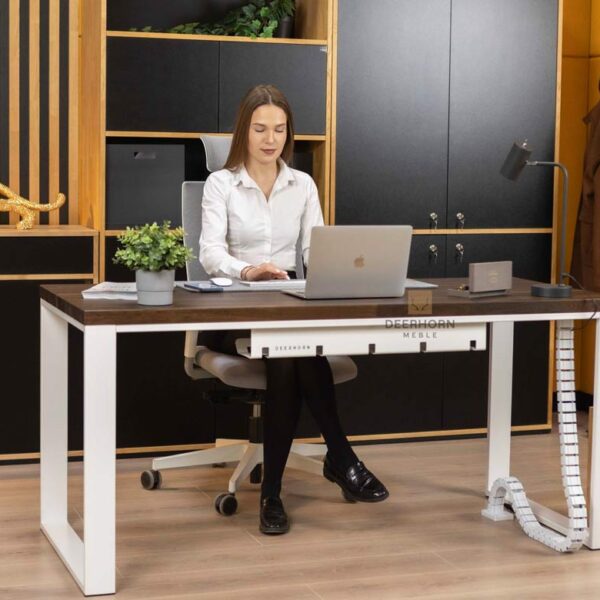 biurko do komputera z białymi nogami i drewnianym blatem