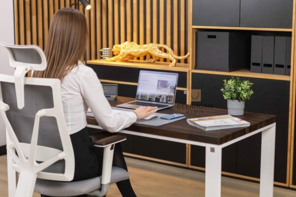 biurko ergonomiczne z brązowym blatem